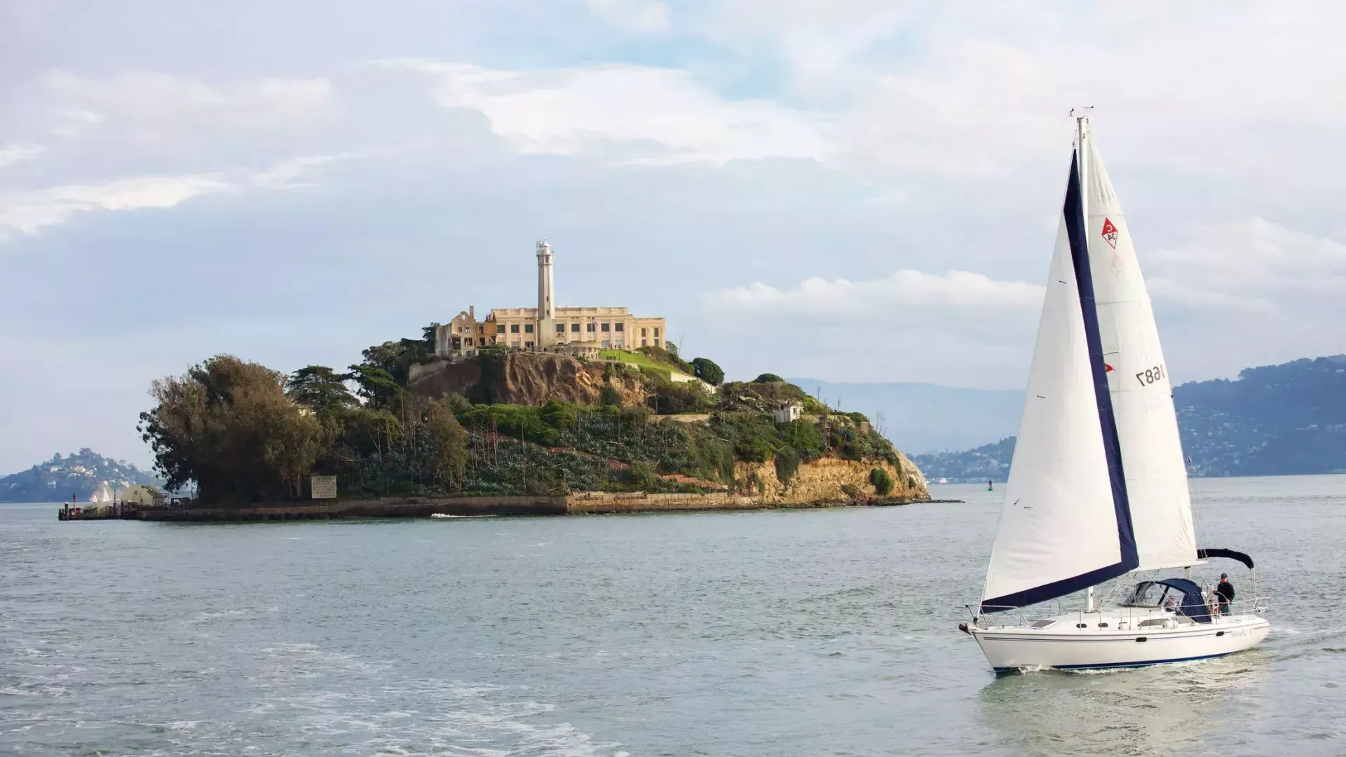 サンフランシスコのAlcatraz島の前を帆船が通過します。